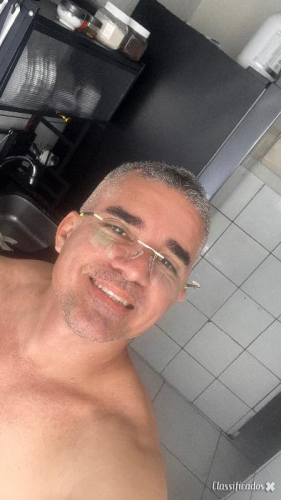 Rapaz bonito com local somente para mulheres