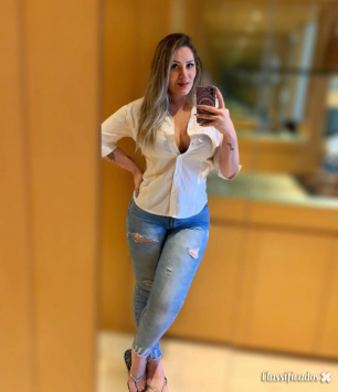 uma deliciosa mulher do prazer à sua espera.